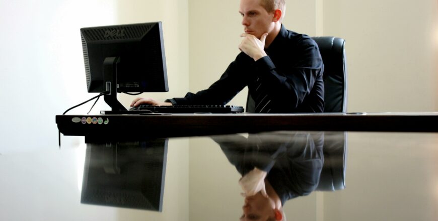 homme en télétravail